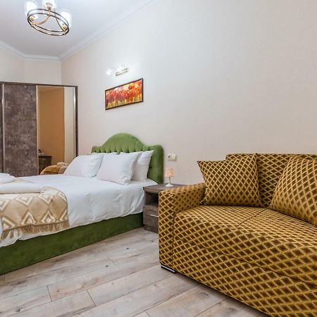 Golden Light Hotel Tbilisi Buitenkant foto
