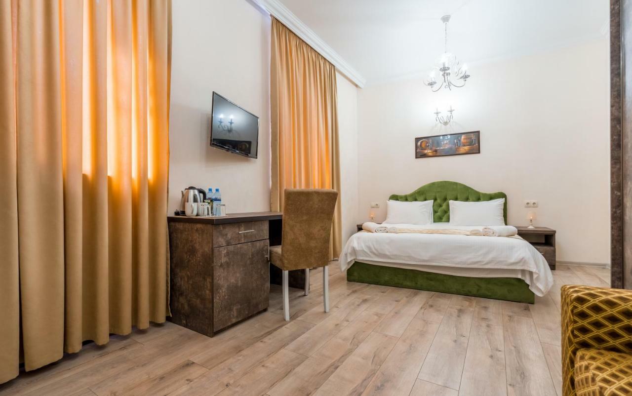 Golden Light Hotel Tbilisi Buitenkant foto