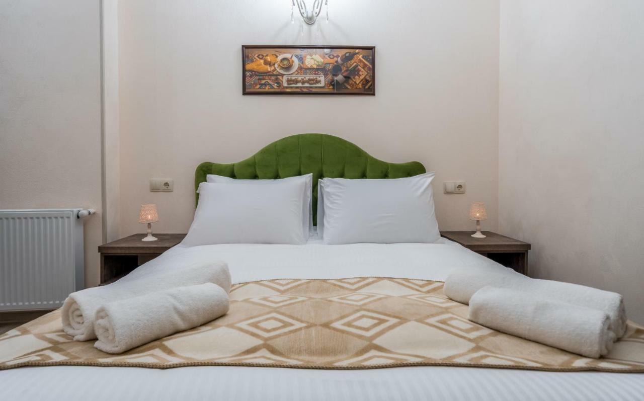 Golden Light Hotel Tbilisi Buitenkant foto