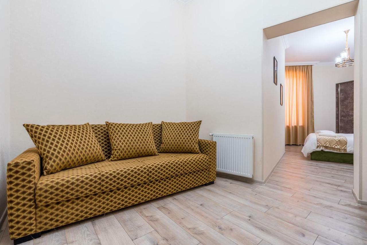 Golden Light Hotel Tbilisi Buitenkant foto