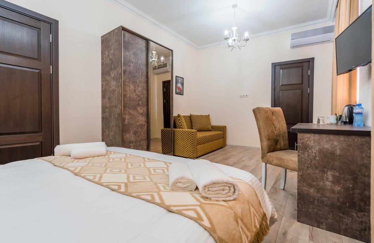 Golden Light Hotel Tbilisi Buitenkant foto