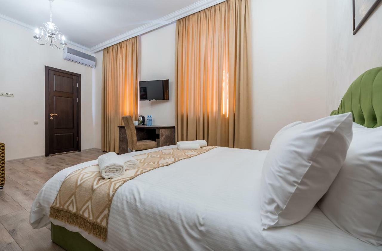 Golden Light Hotel Tbilisi Buitenkant foto