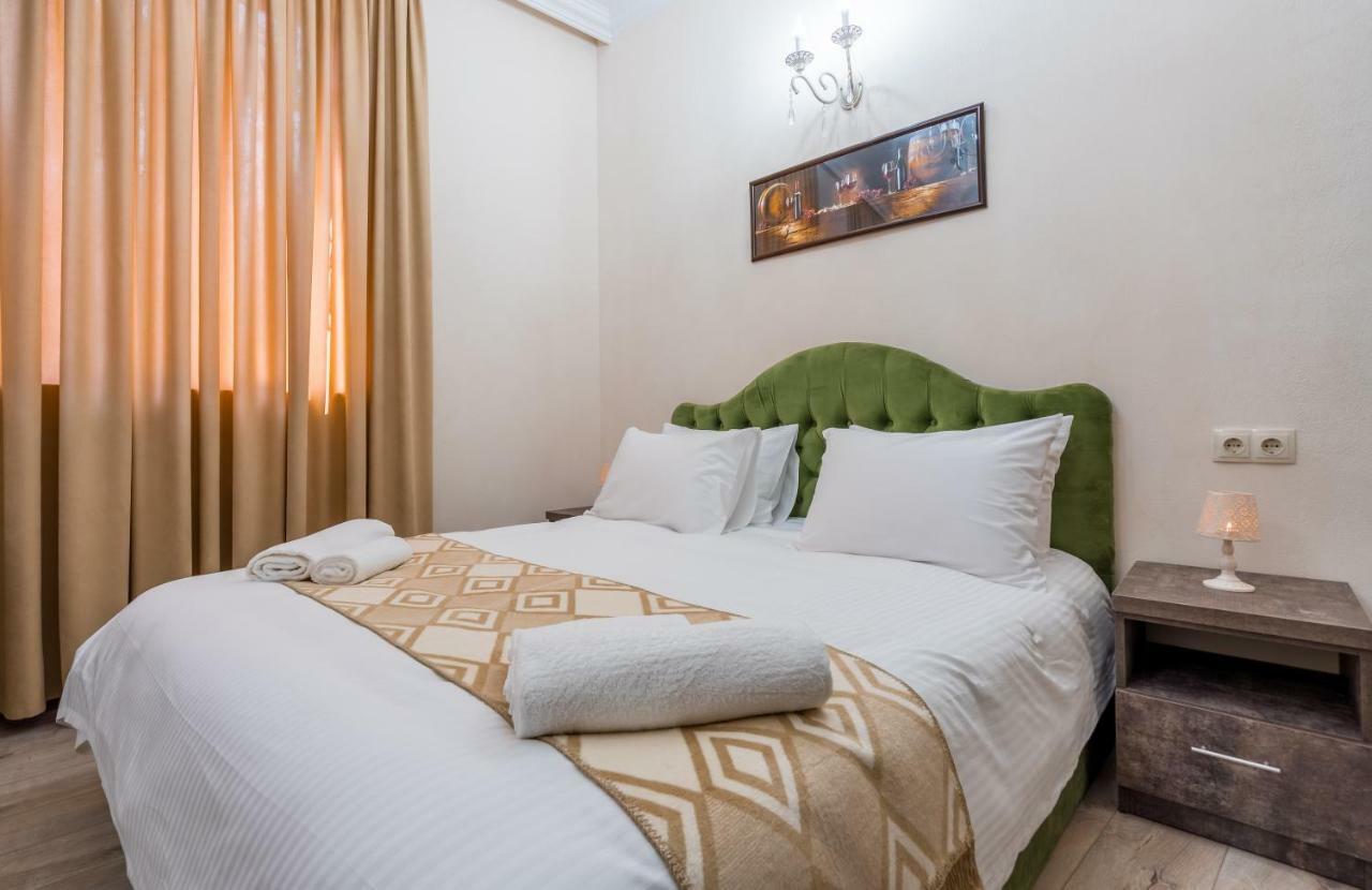 Golden Light Hotel Tbilisi Buitenkant foto