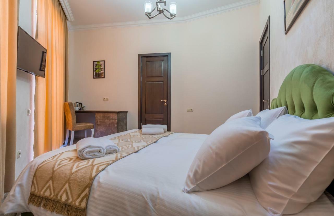 Golden Light Hotel Tbilisi Buitenkant foto