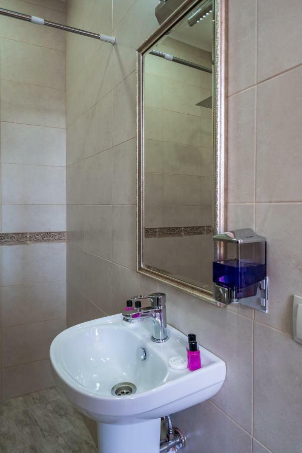 Golden Light Hotel Tbilisi Buitenkant foto