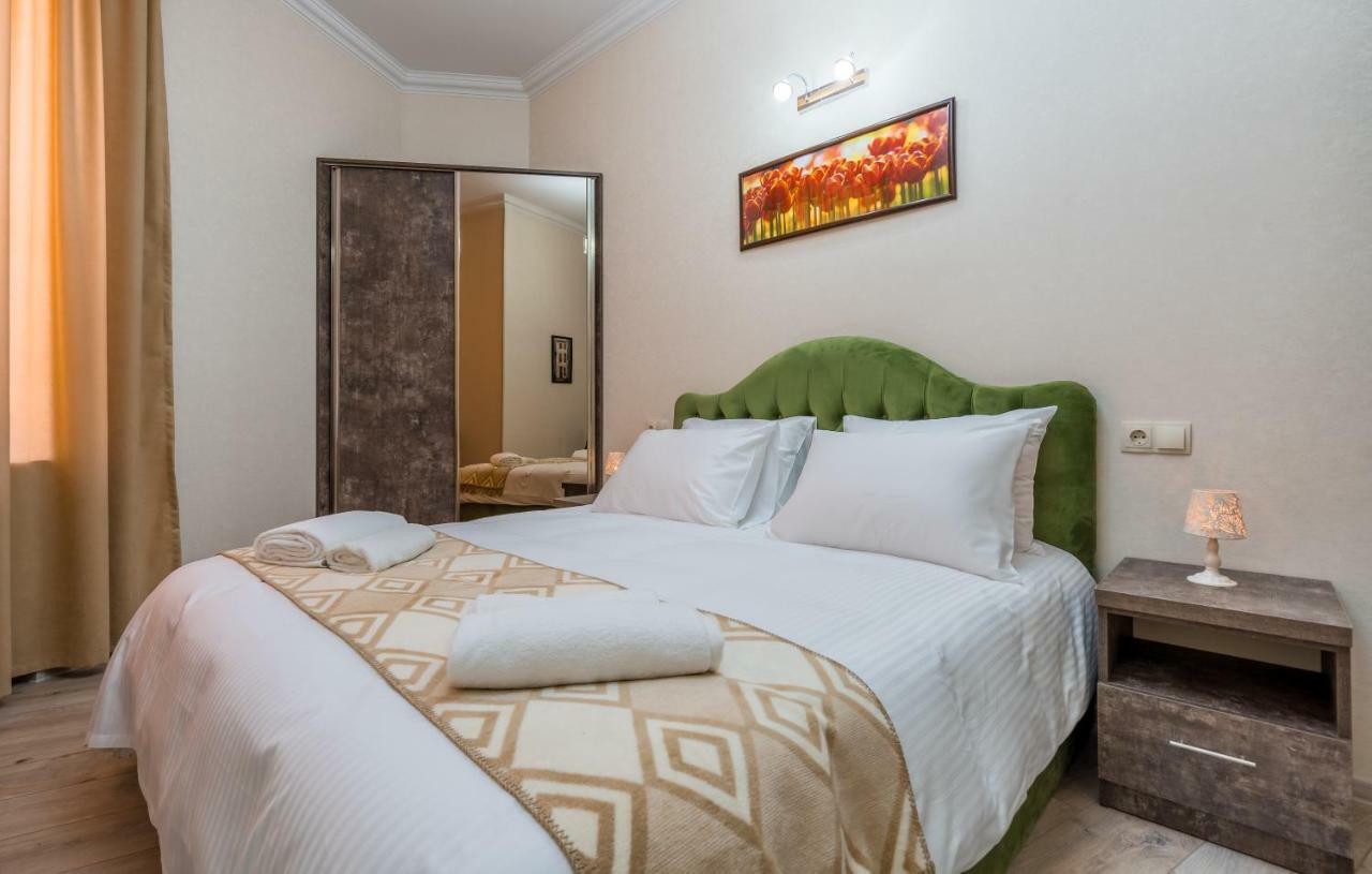 Golden Light Hotel Tbilisi Buitenkant foto