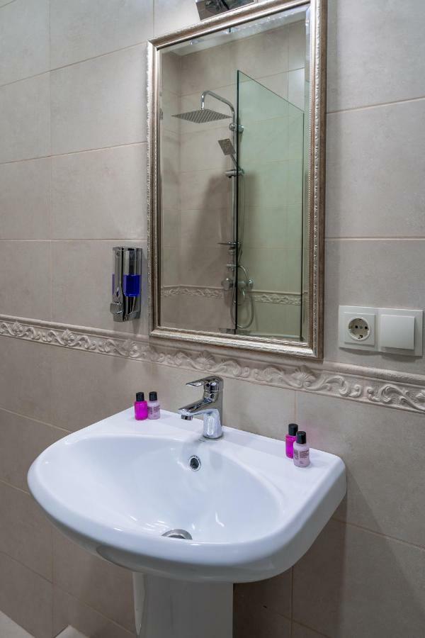 Golden Light Hotel Tbilisi Buitenkant foto